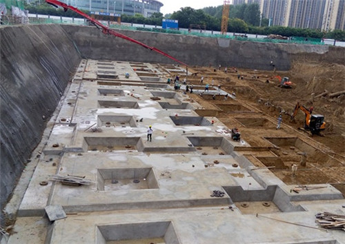 10kv尖嶺線南章坡臺區新建工程開挖桿坑,組立電桿,桿頭加固施工現場.